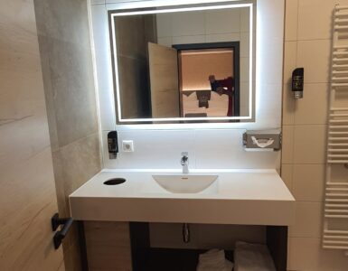 Waschtisch mit Spiegel